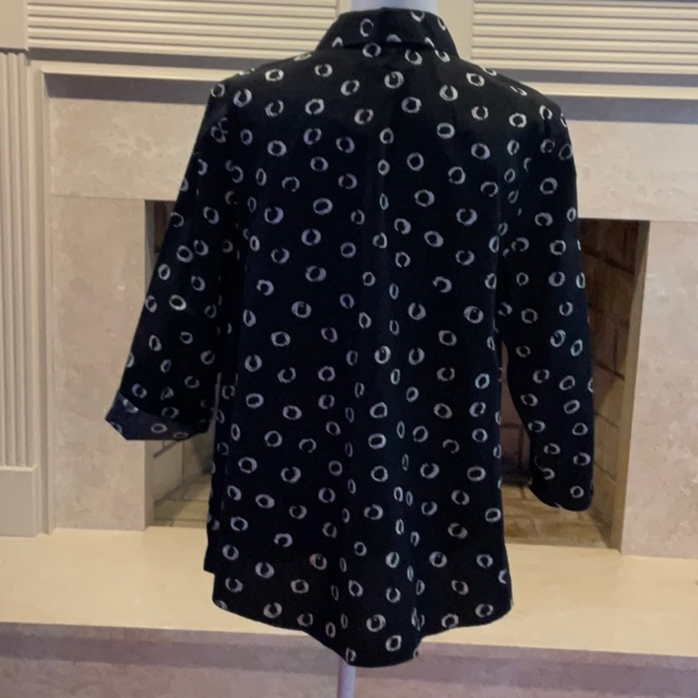Chico's Black and White Circular Print Blouse. 100% Cotton. - Picture 4 of 8